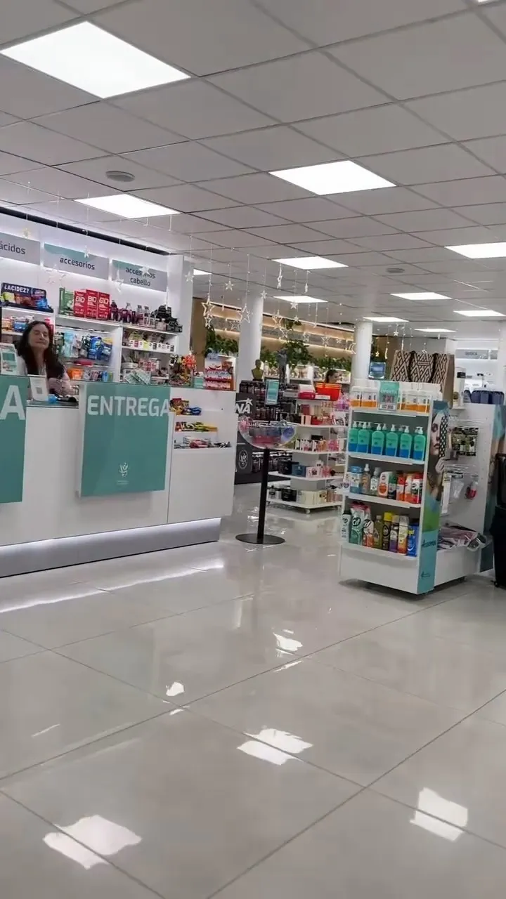 Interior de la farmacia con mostradores de atención